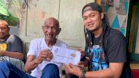 Bobotoh Extra Salurkan Bantuan kepada Legenda Persib Max Timisela